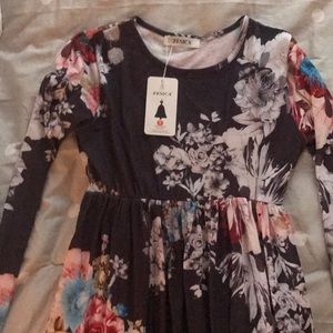 Beautiful casual long sleeved dress with tags!